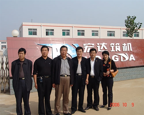 2006年甘肅定西客戶(hù)來(lái)宏達(dá)公司考察采購(gòu)設(shè)備
